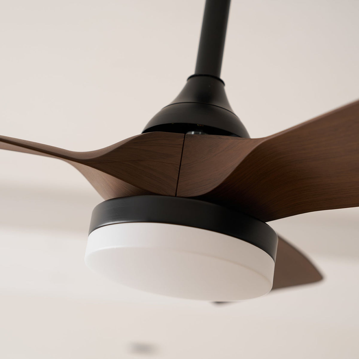 Ventilador de techo con luz Ilenza en un dormitorio acogedor – imagen 26