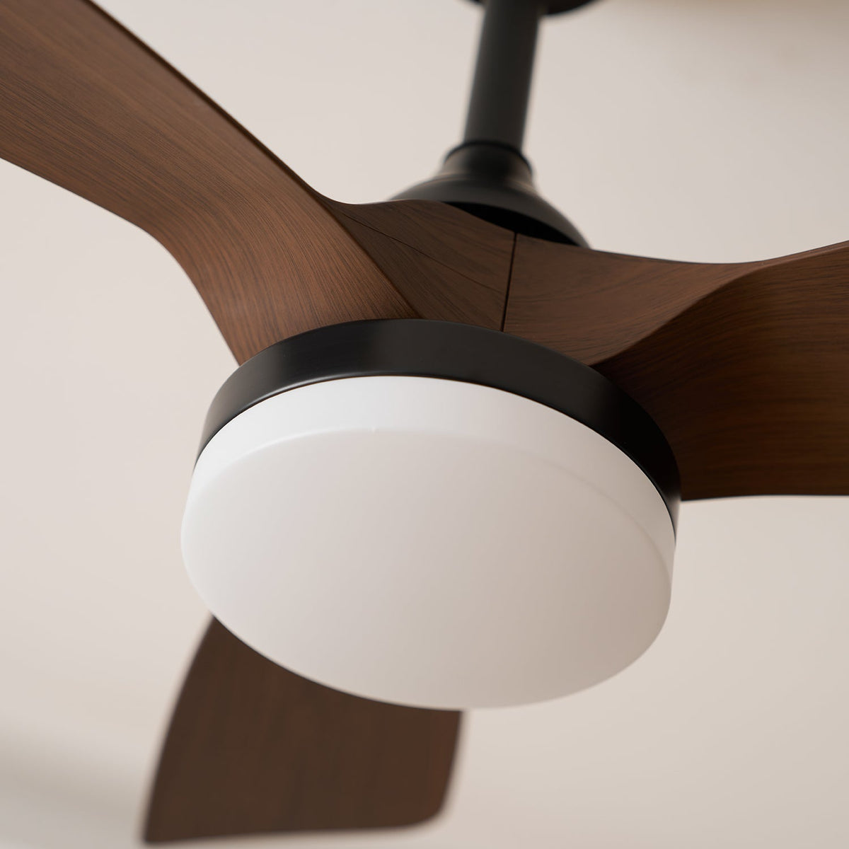 Ventilador de techo con luz Ilenza en un dormitorio acogedor – imagen 29