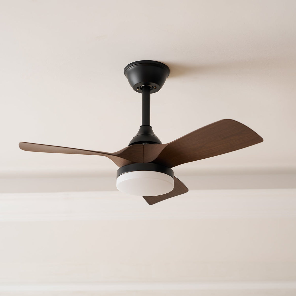 Ventilador de techo con luz Ilenza en un dormitorio acogedor – imagen 34