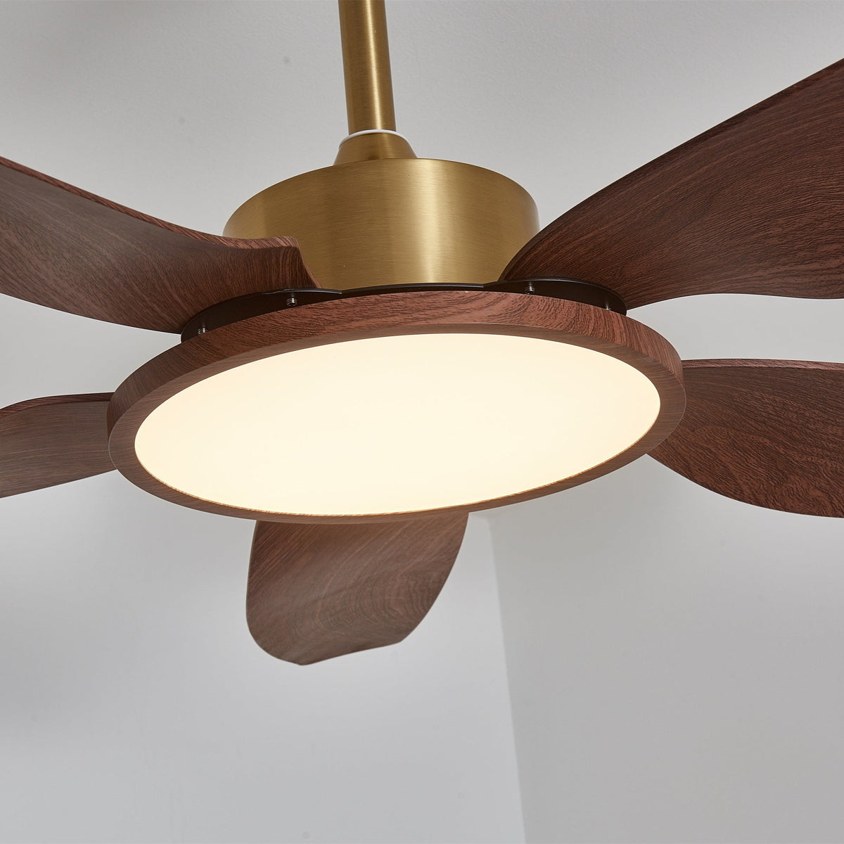 Ventilador de techo con luz Xalora en un comedor mediterráneo – imagen 14