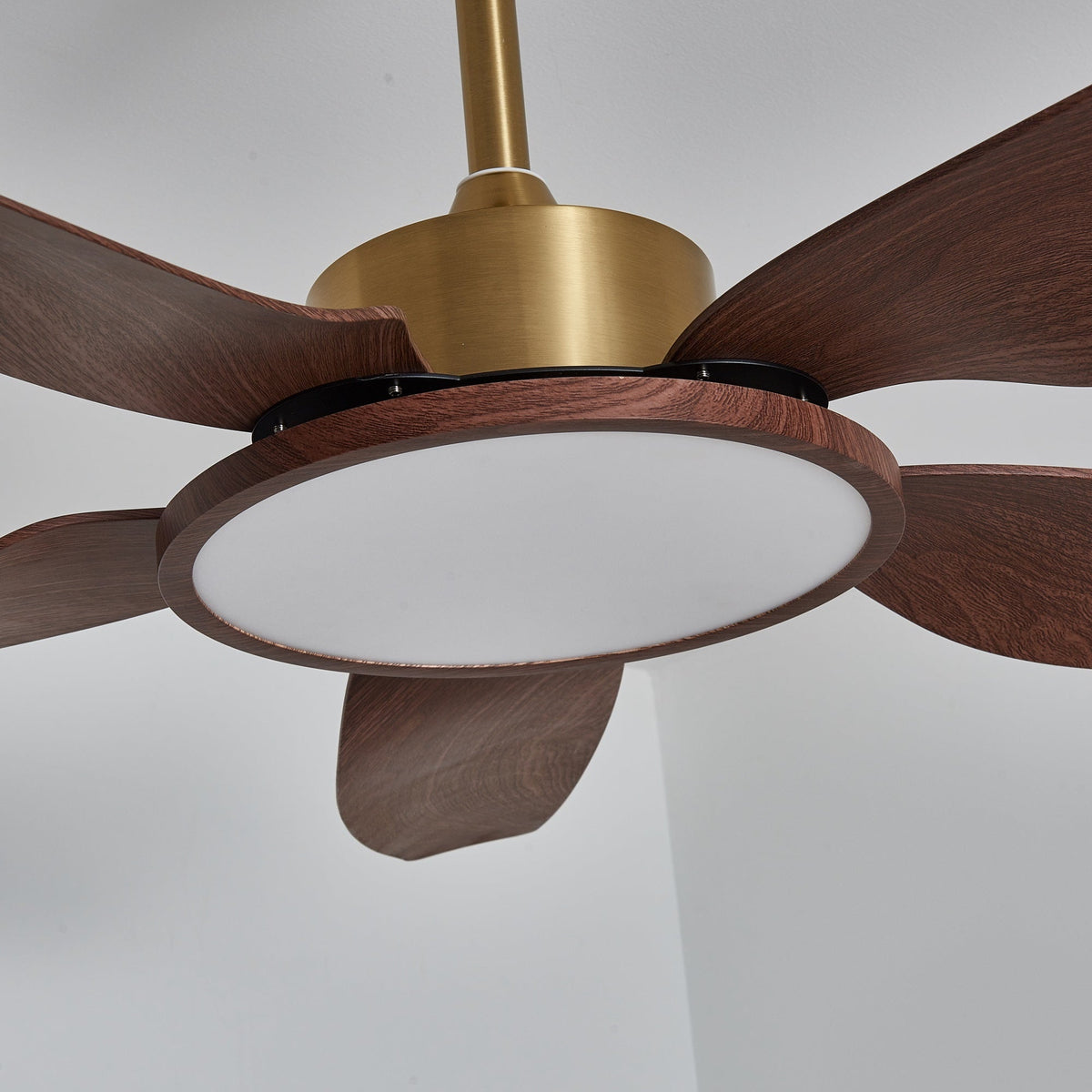 Ventilador de techo con luz Xalora en un comedor mediterráneo – imagen 15