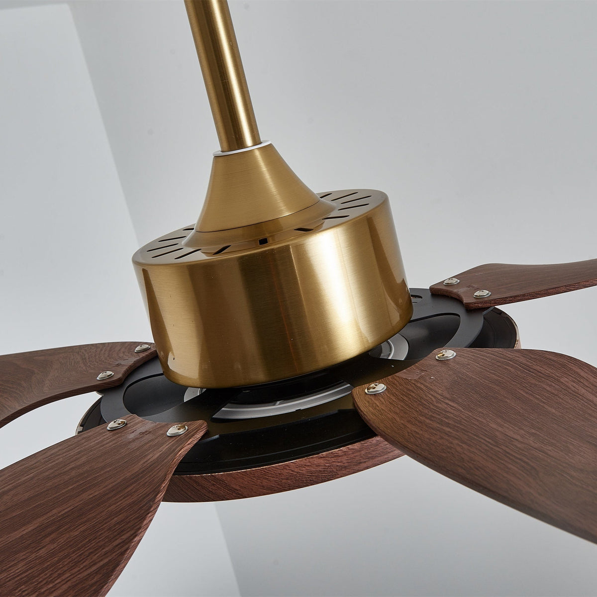 Ventilador de techo con luz Xalora en un comedor mediterráneo – imagen 20