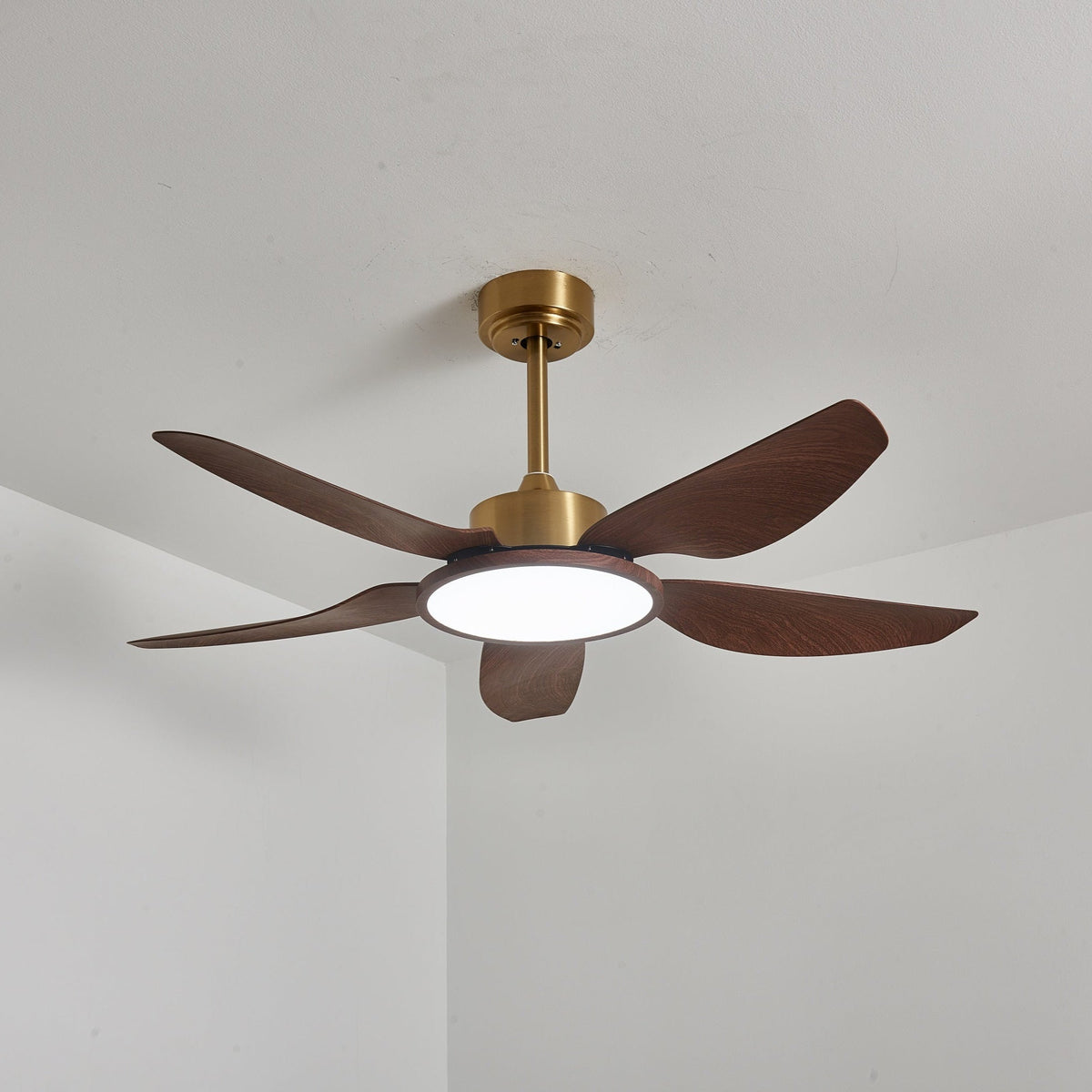 Ventilador de techo con luz Xalora en un comedor mediterráneo – imagen 24