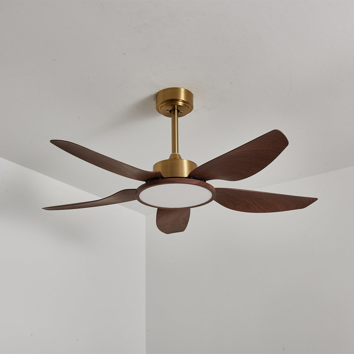 Ventilador de techo con luz Xalora en un comedor mediterráneo – imagen 25