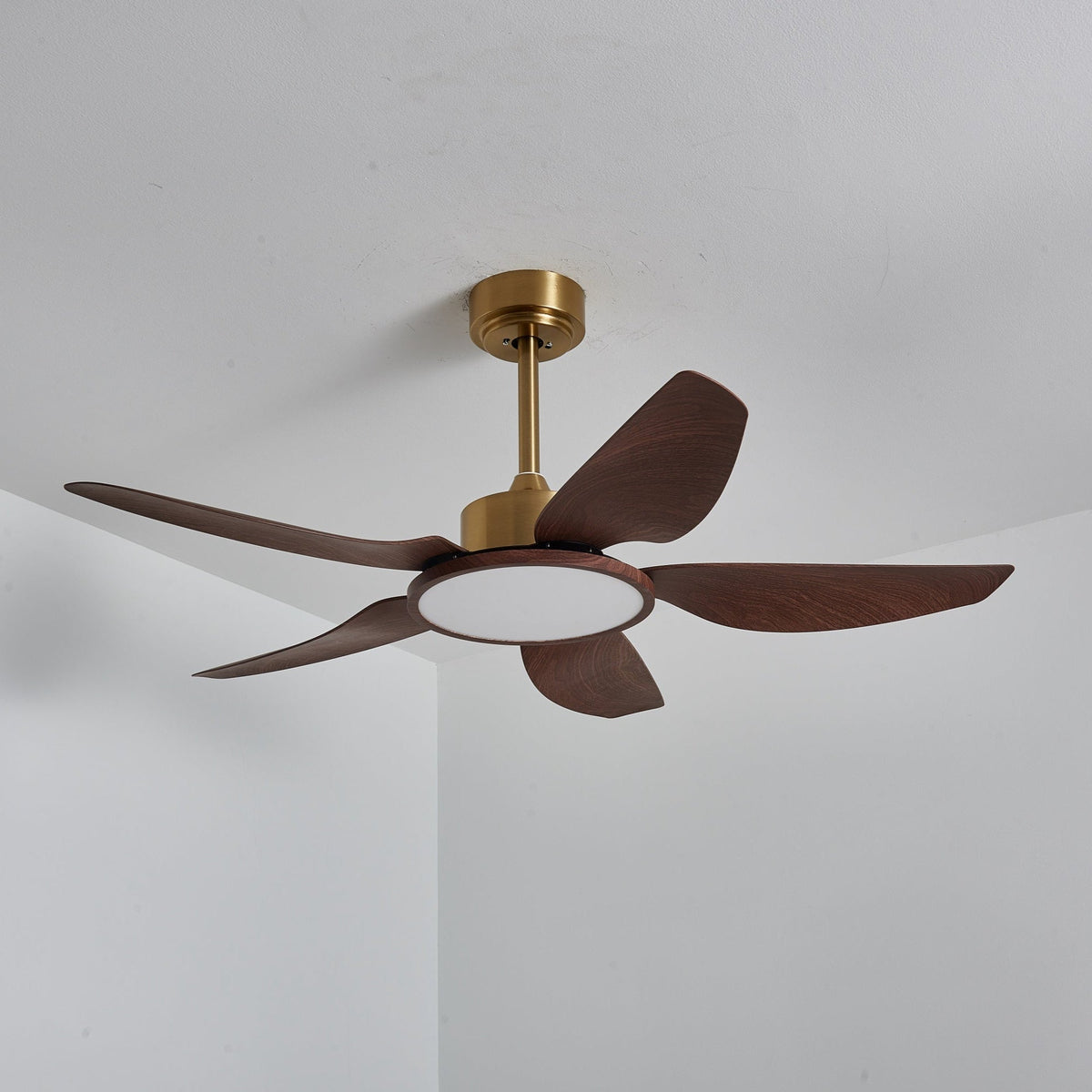 Ventilador de techo con luz Xalora en un comedor mediterráneo – imagen 26