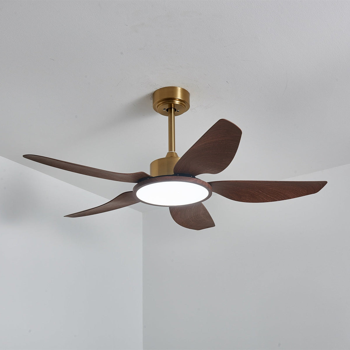 Ventilador de techo con luz Xalora en un comedor mediterráneo – imagen 7