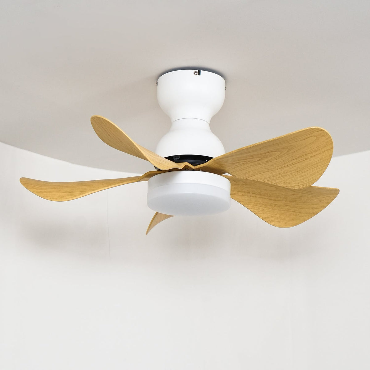 Ventilador de techo con luz Bonela en un dormitorio acogedor – imagen 4