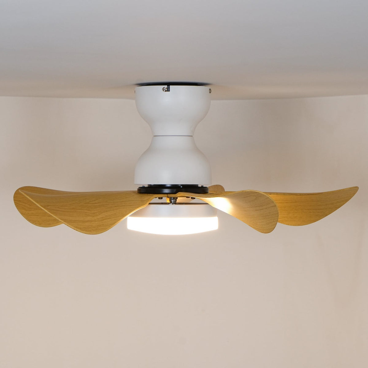Ventilador de techo con luz Bonela en un dormitorio acogedor – imagen 5
