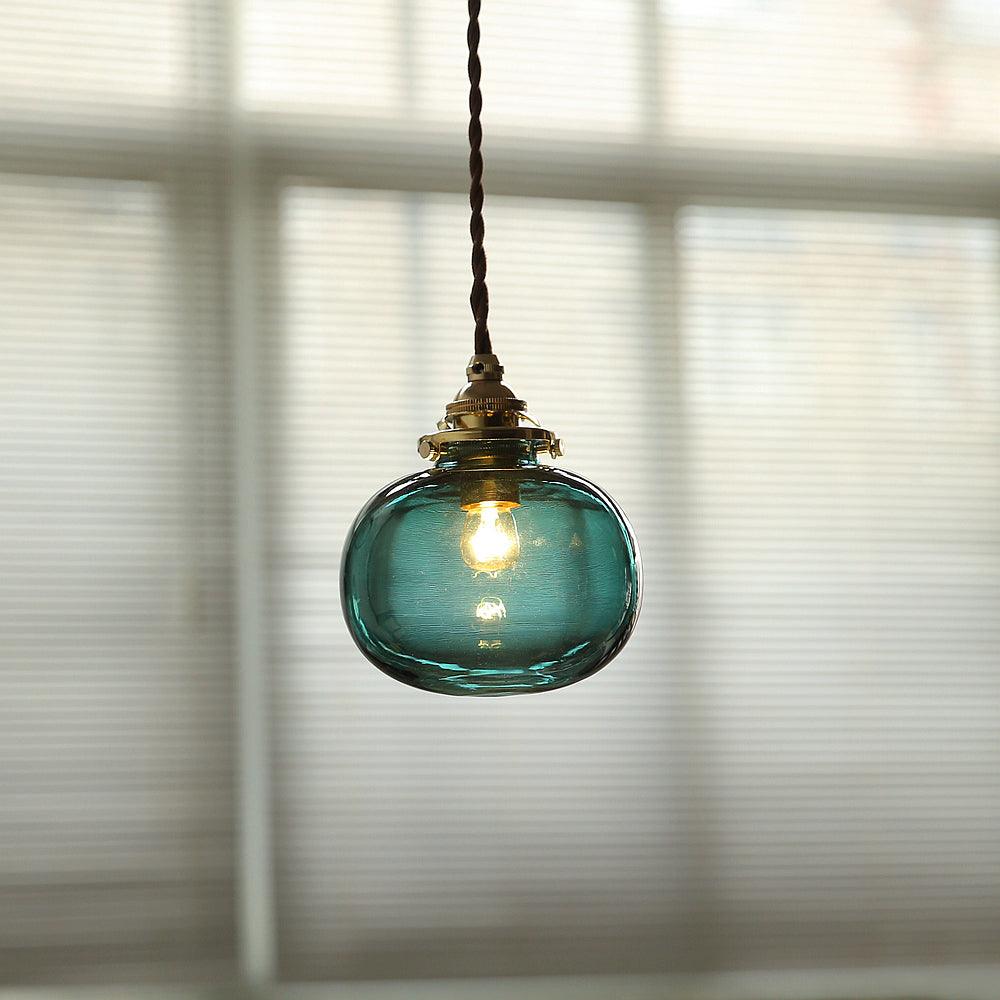Lámpara colgante pequeña de cristal Canica junto a una mesita de noche – imagen 6