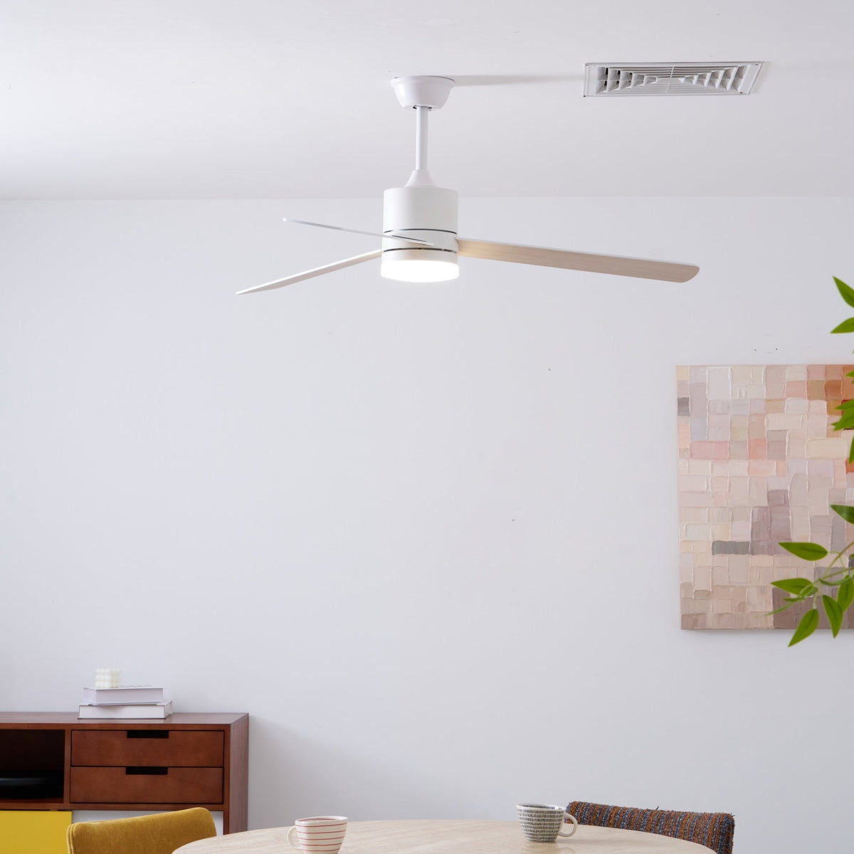 Ventilador de techo con luz Albora en un salón luminoso – imagen 12