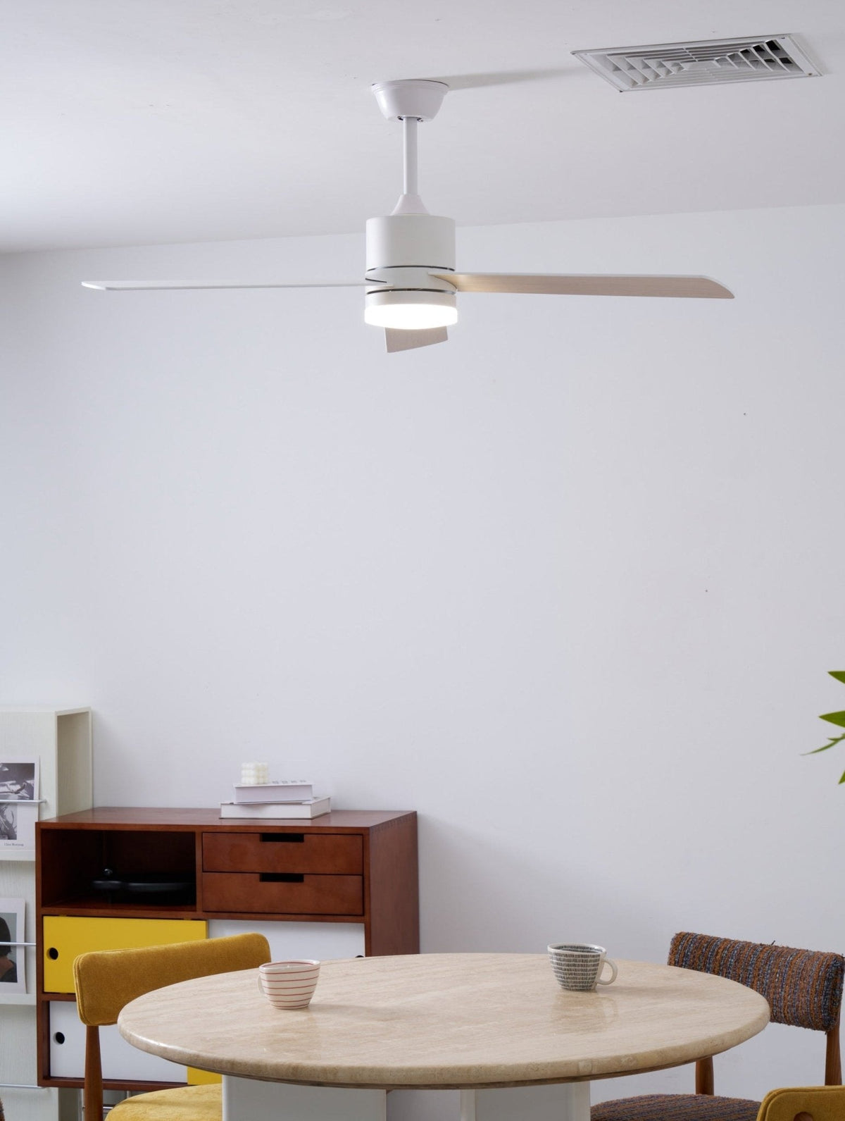 Ventilador de techo con luz Albora en un salón luminoso – imagen 8