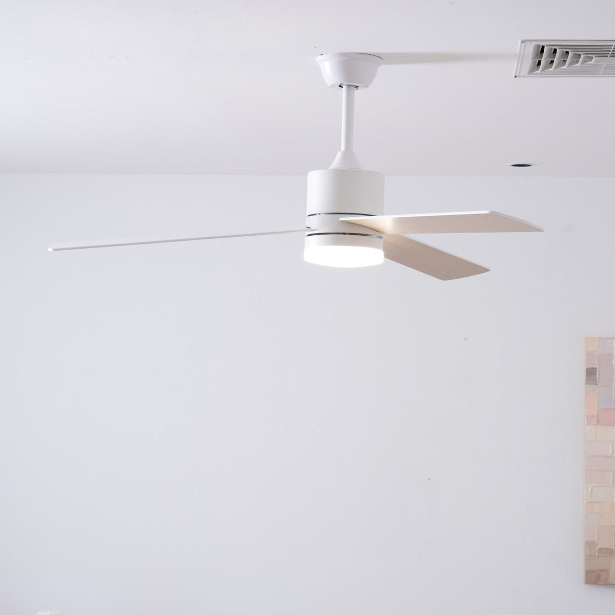 Ventilador de techo con luz Albora en un salón luminoso – imagen 3
