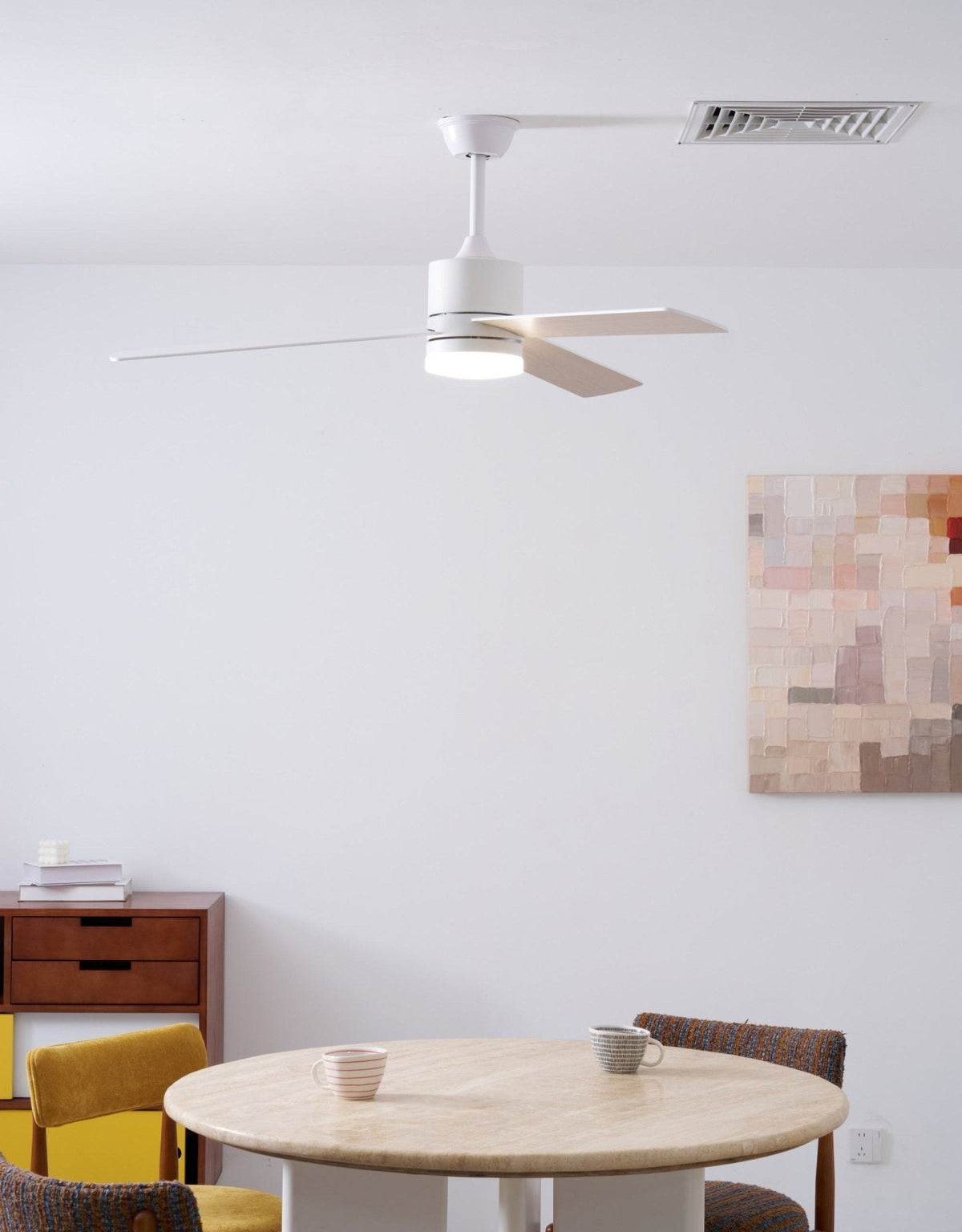 Ventilador de techo con luz Albora en un salón luminoso – imagen 4