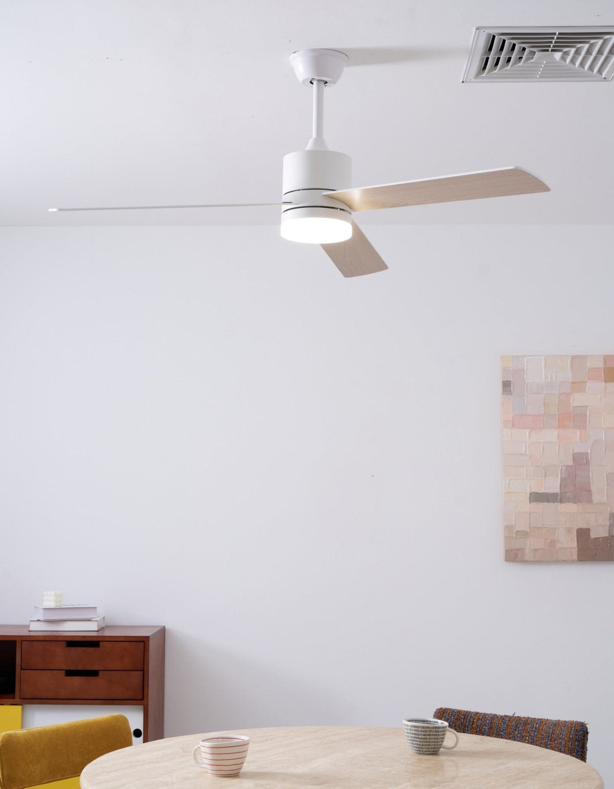Ventilador de techo con luz Albora en un salón luminoso – imagen 6