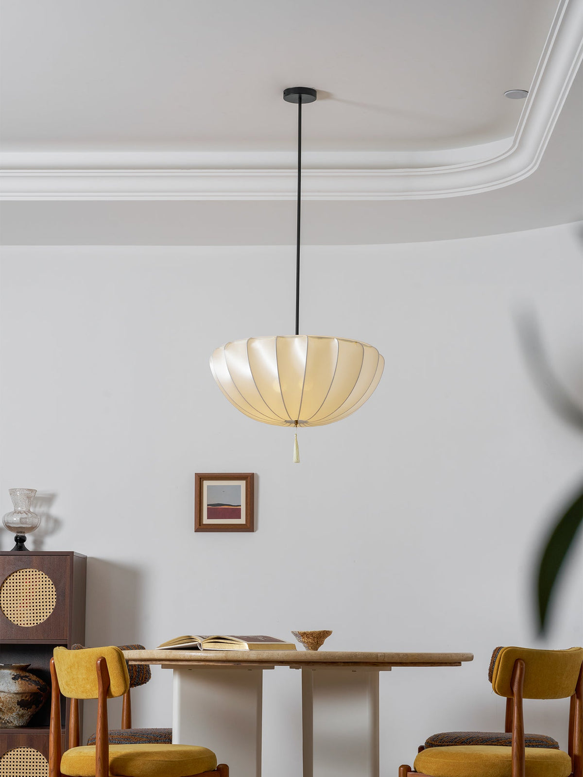 Lámpara colgante de tela plisada Alba en un salón luminoso – imagen 9