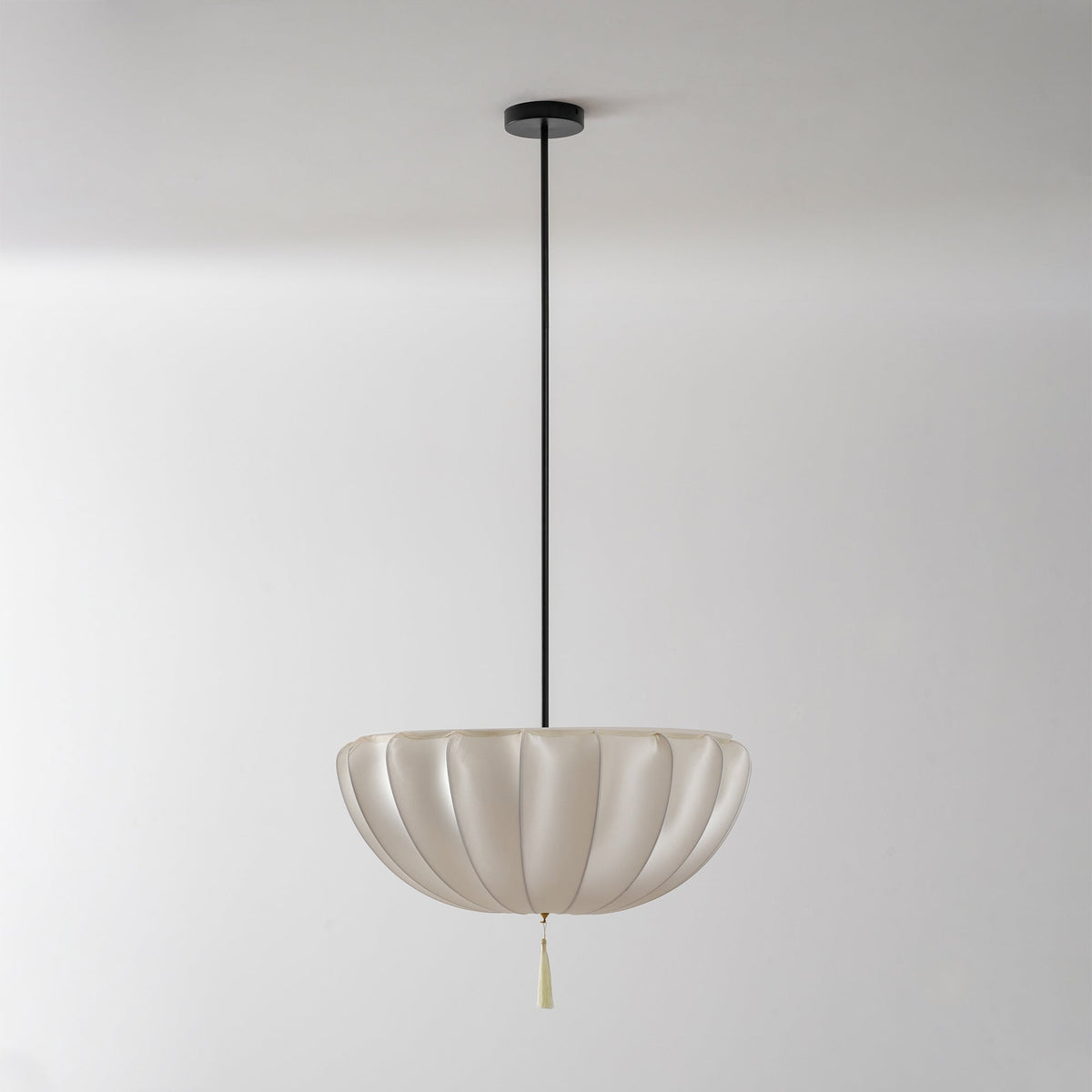 Lámpara colgante de tela plisada Alba en un salón luminoso – imagen 14