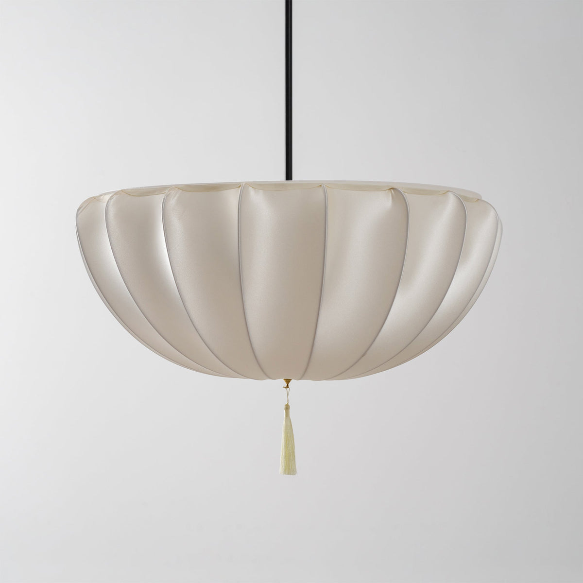 Lámpara colgante de tela plisada Alba en un salón luminoso – imagen 13