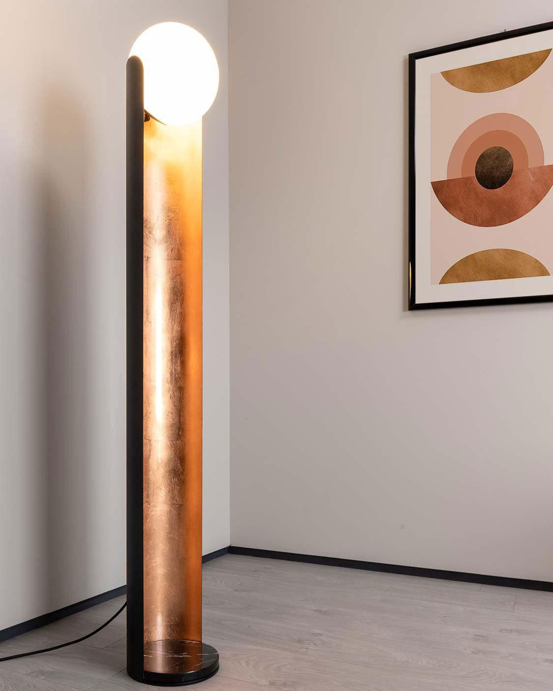Lámpara de pie columna con globo de cristal Sirelia en un salón moderno – imagen 3