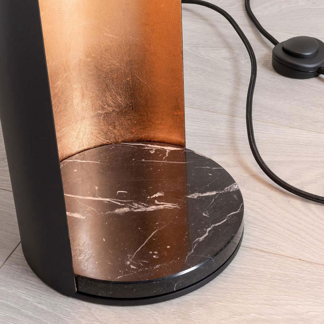 Lámpara de pie columna con globo de cristal Sirelia – detalle de la base de mármol negro