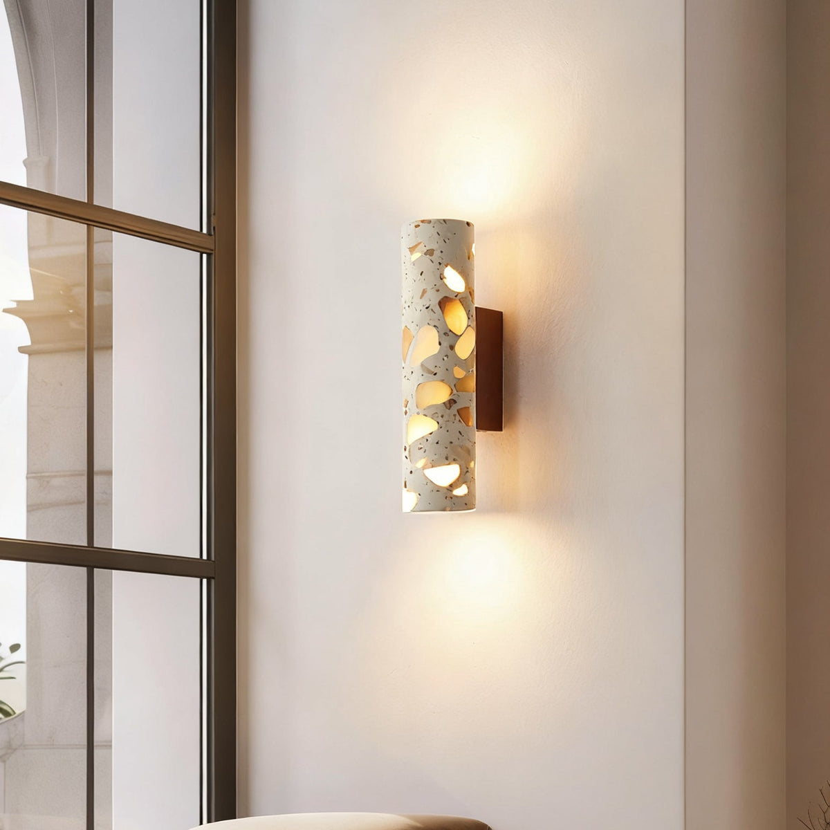 Aplique de pared de terrazo Terrela junto a una cama de madera – imagen 16