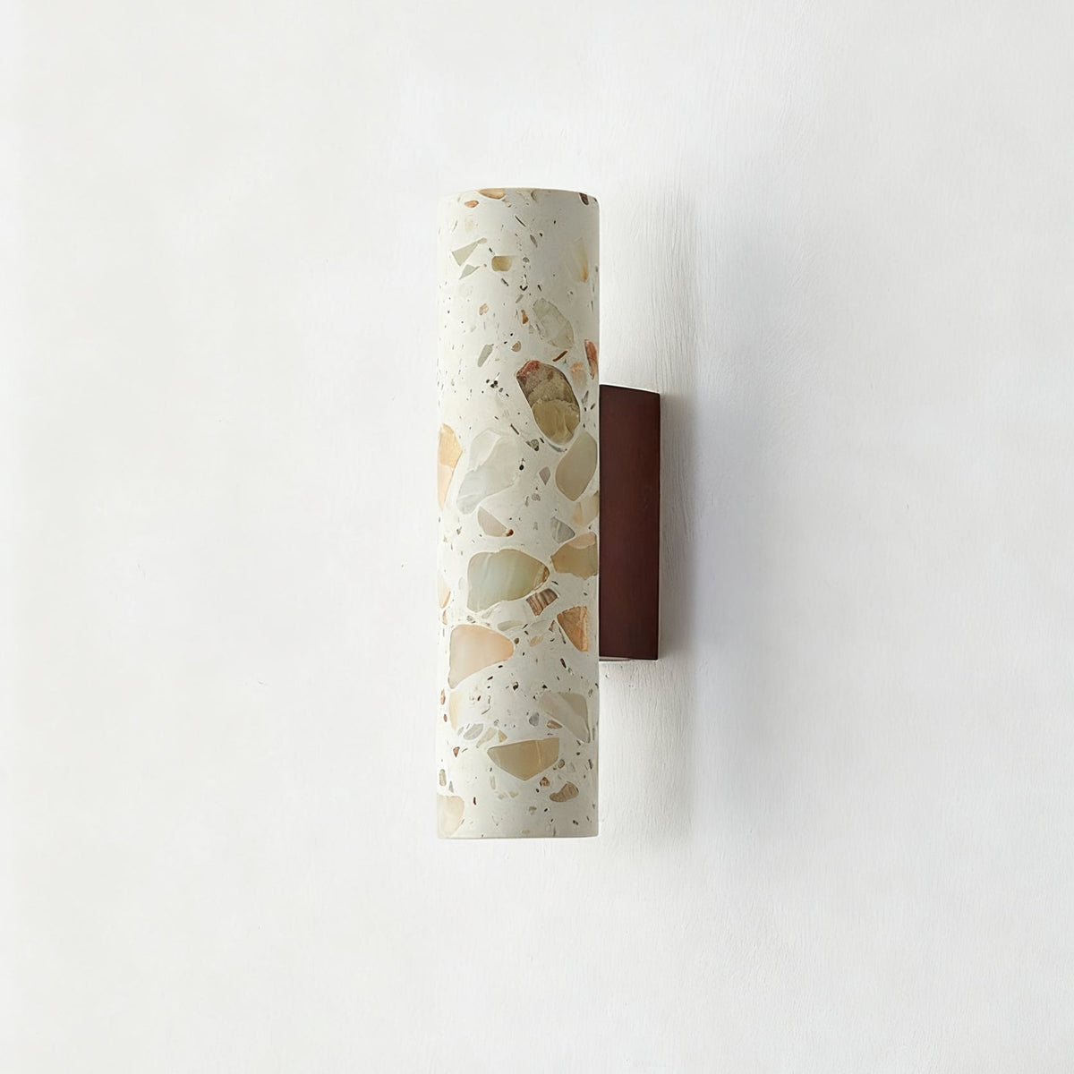 Aplique de pared de terrazo Terrela junto a una cama de madera – imagen 18