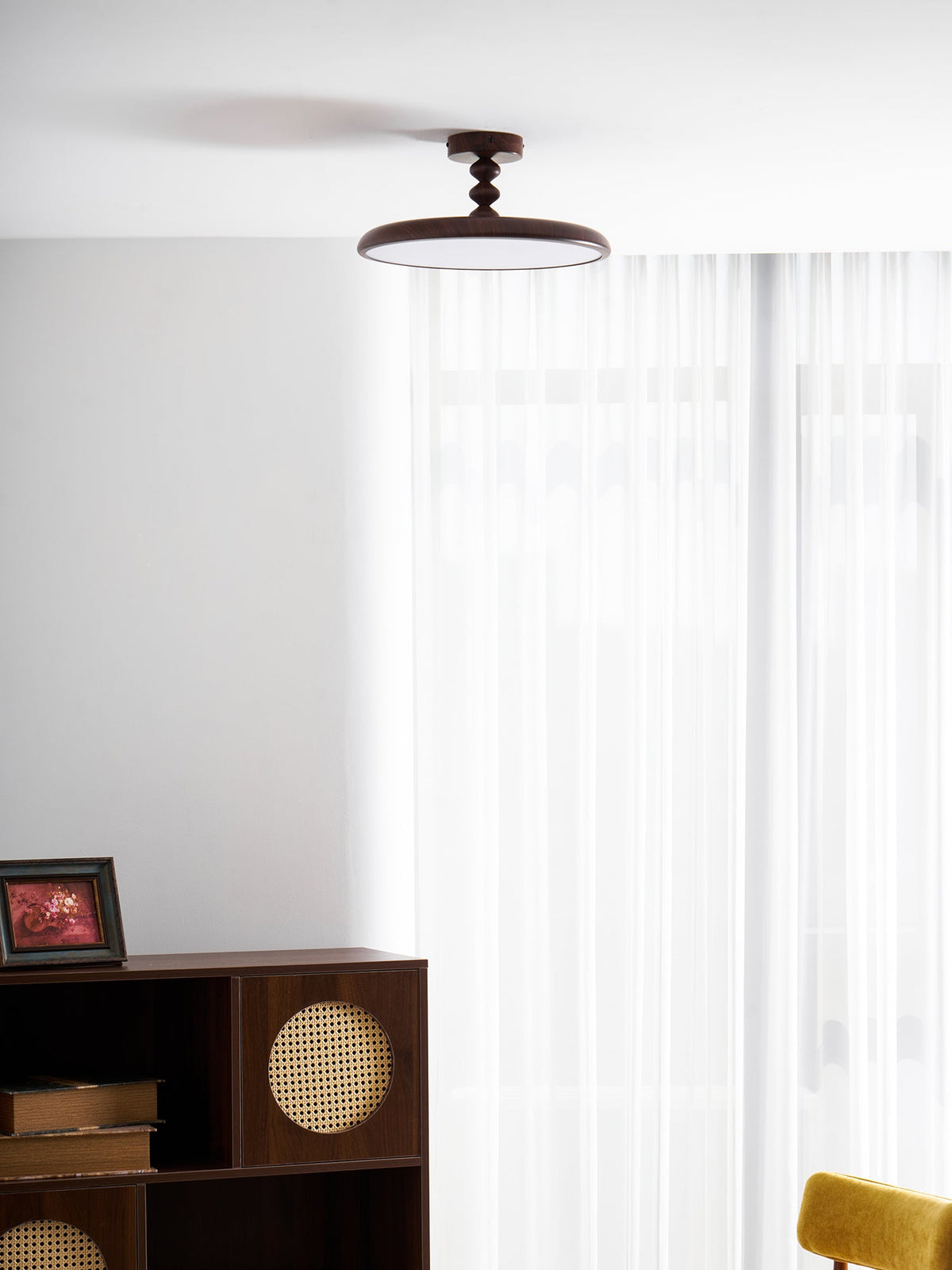 Plafón LED efecto nogal Eclipsa en un dormitorio cálido – imagen 20