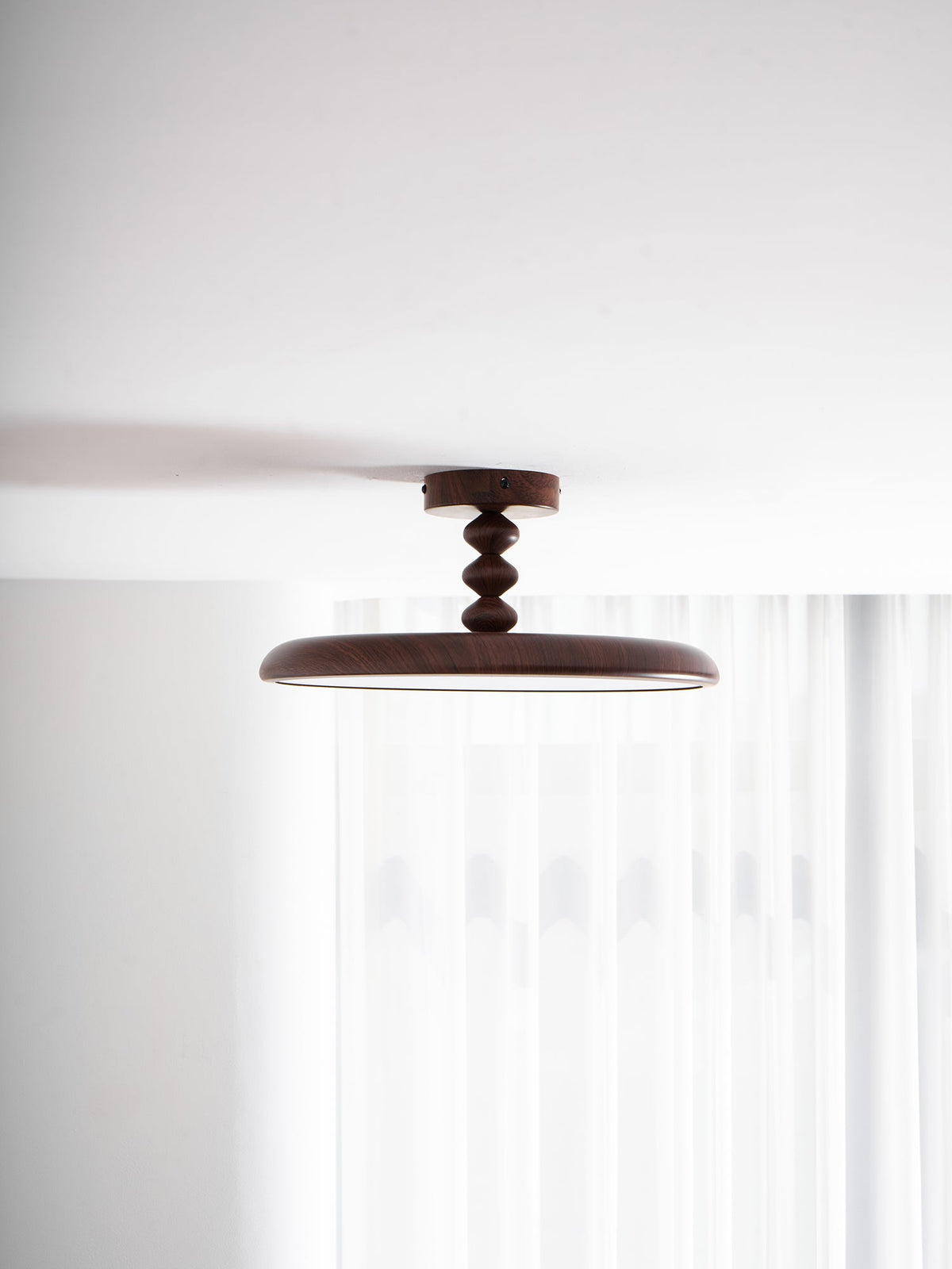 Plafón LED efecto nogal Eclipsa en un dormitorio cálido – imagen 25