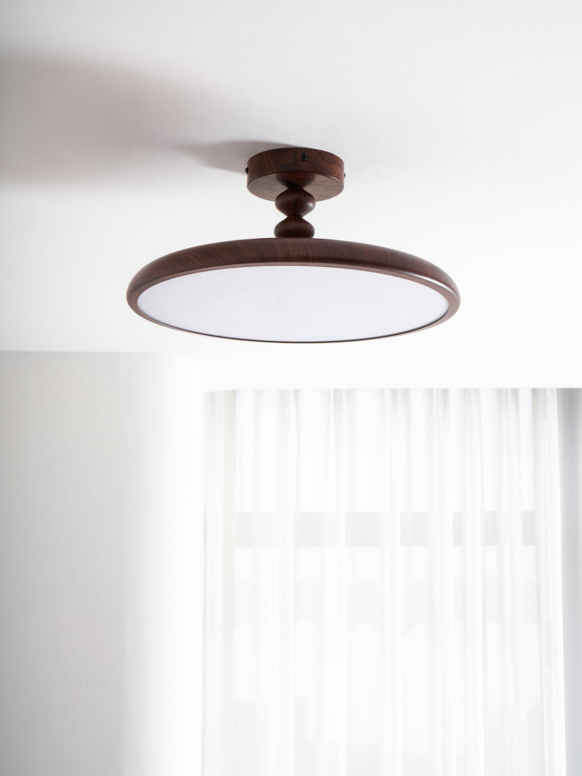 Plafón LED efecto nogal Eclipsa en un dormitorio cálido – imagen 23