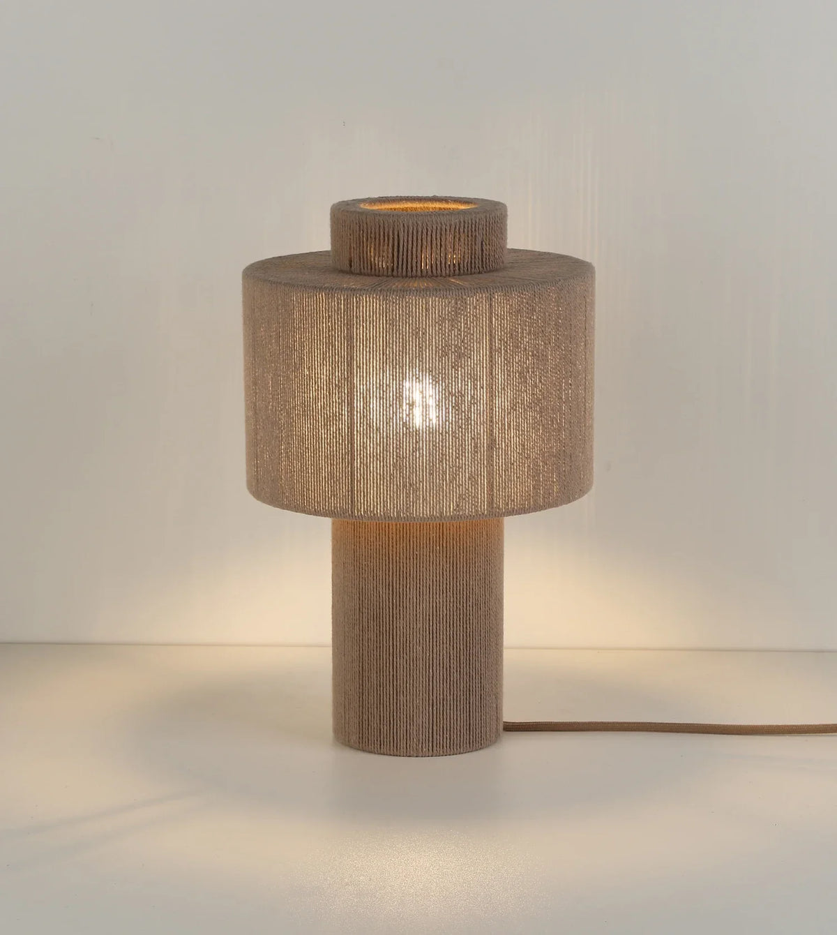 Lámpara de mesa de algodón trenzado Ovilla sobre un aparador de madera – imagen 2