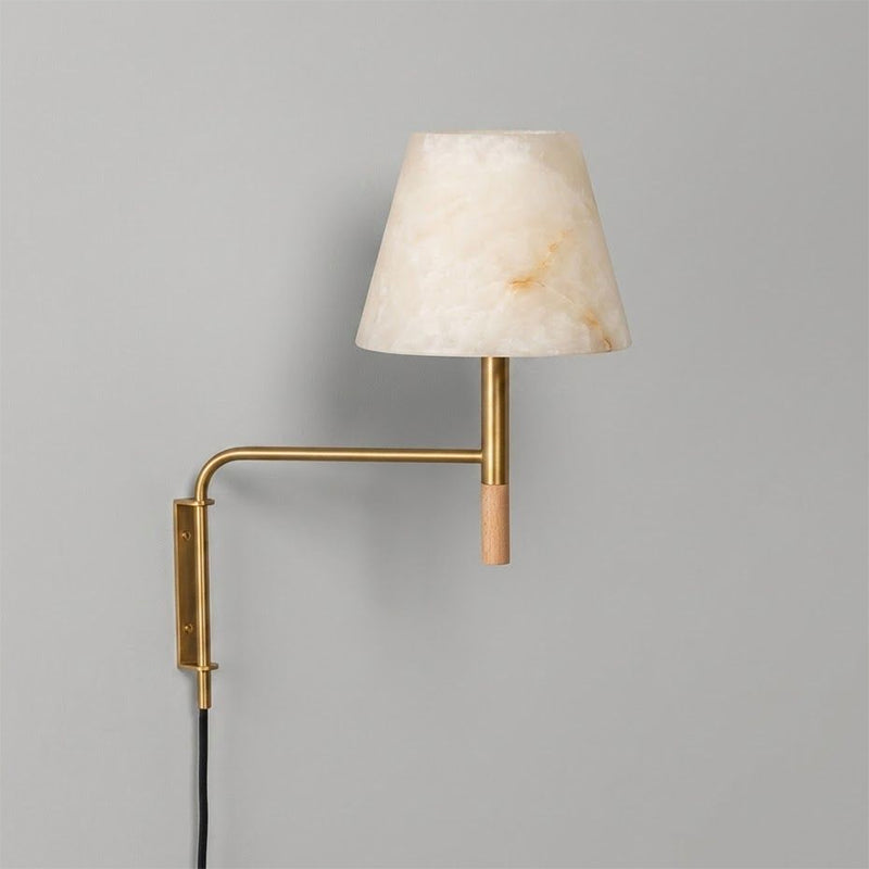 Aplique de pared con enchufe de alabastro Mysela – acabado dorado sobre pared gris