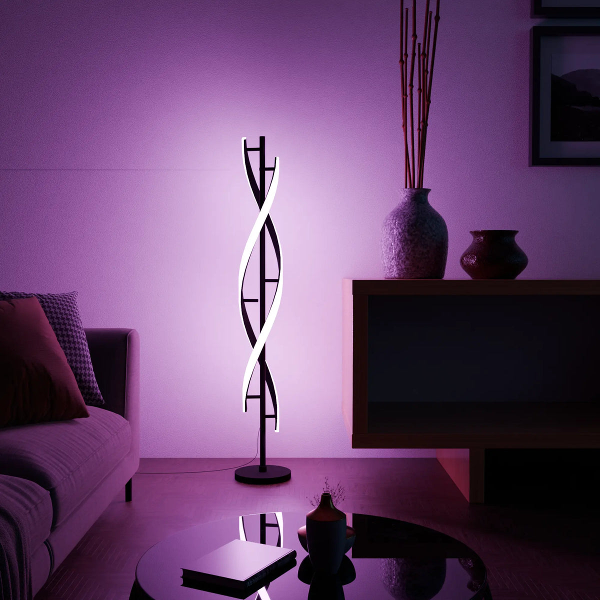 Lámpara de pie LED en espiral Rizena – en un salón con ambiente violeta