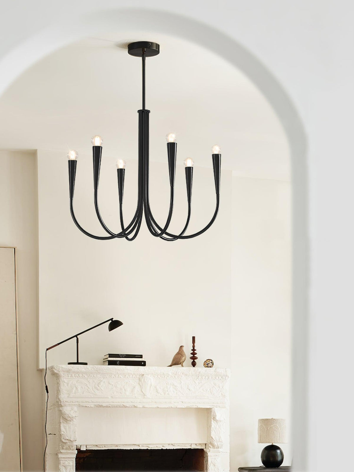 Lámpara de araña de brazos curvos Zarcela sobre una mesa de comedor – imagen 18
