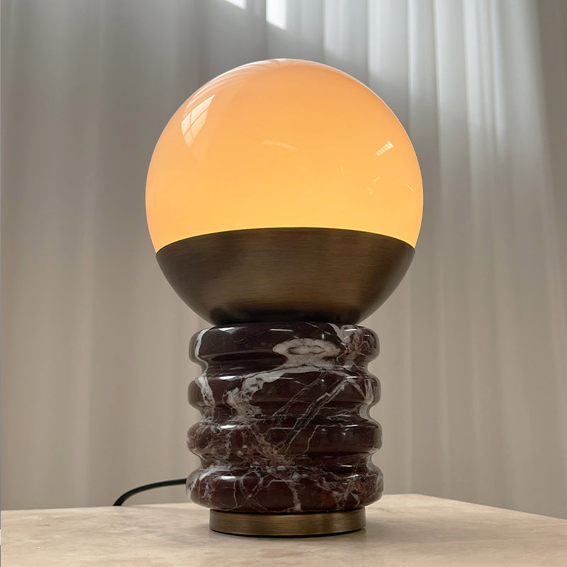 Lámpara de mesa de mármol Sferina – encendida con luz cálida