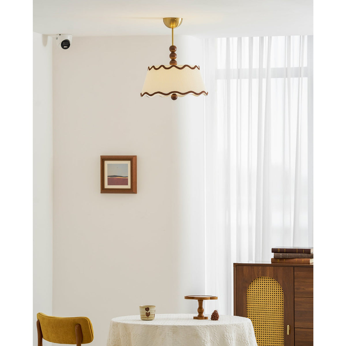 Lámpara de techo de tela plisada Musela en un dormitorio de estilo cottage – imagen 8