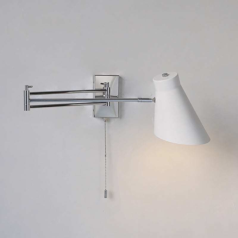 Aplique de pared con brazo extensible Kurela – pantalla blanca sobre fondo claro