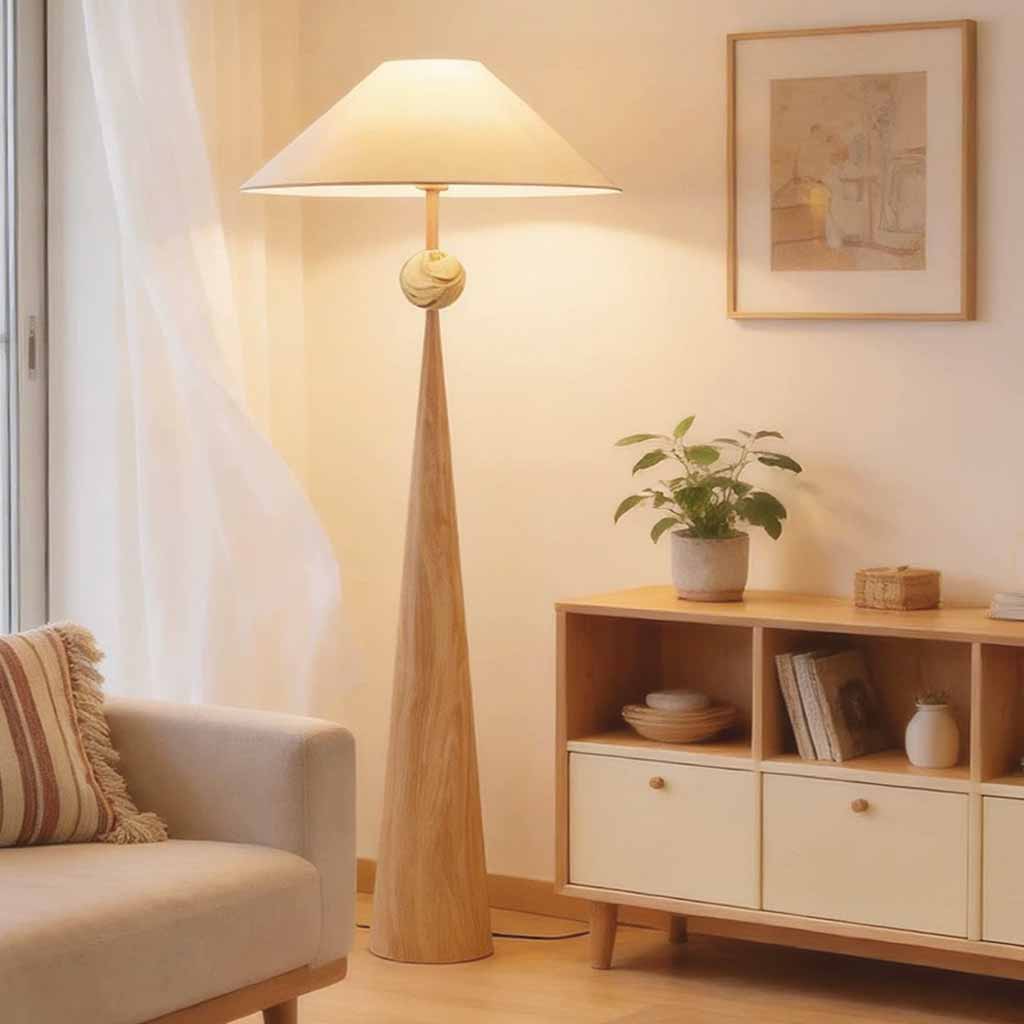 Lámpara de pie cónica efecto madera Ruecana en un salón luminoso – imagen 2