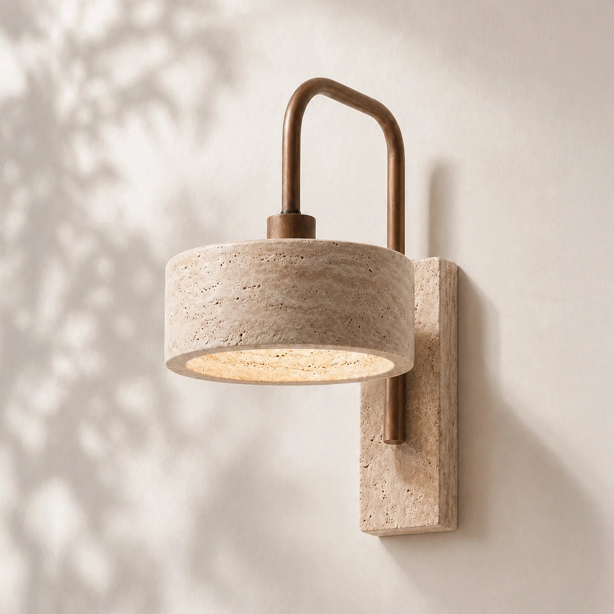 Aplique de pared de travertino Pedrisa en un dormitorio sereno – imagen 4