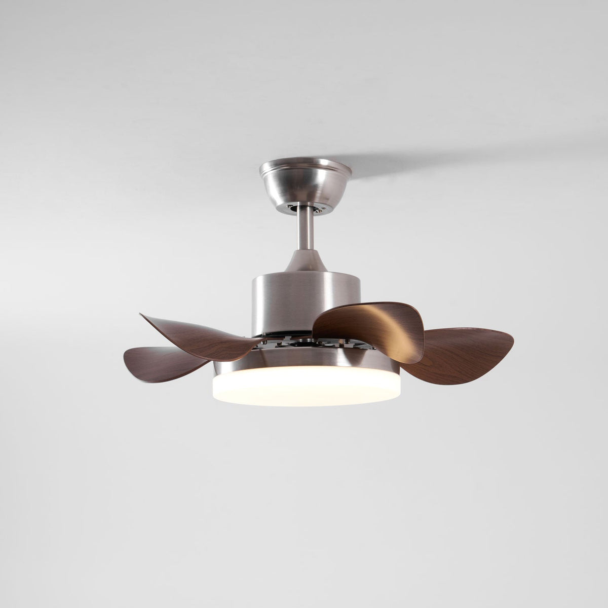 Ventilador de techo con luz Bosca en un dormitorio cálido – imagen 24