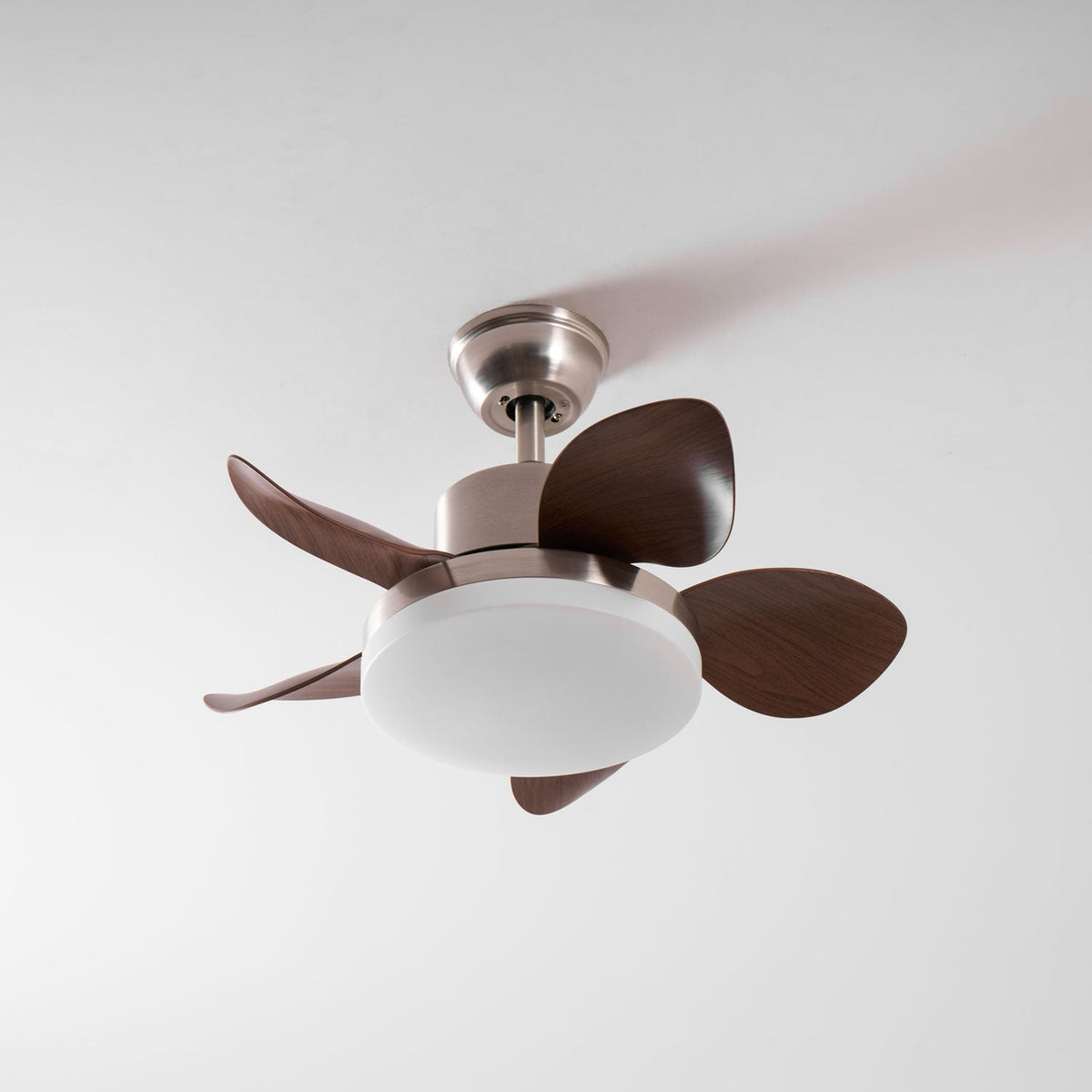 Ventilador de techo con luz Bosca en un dormitorio cálido – imagen 23