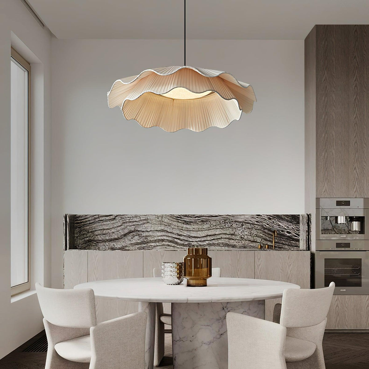 Lámpara colgante LED Nimbo sobre una mesa de comedor – imagen 2