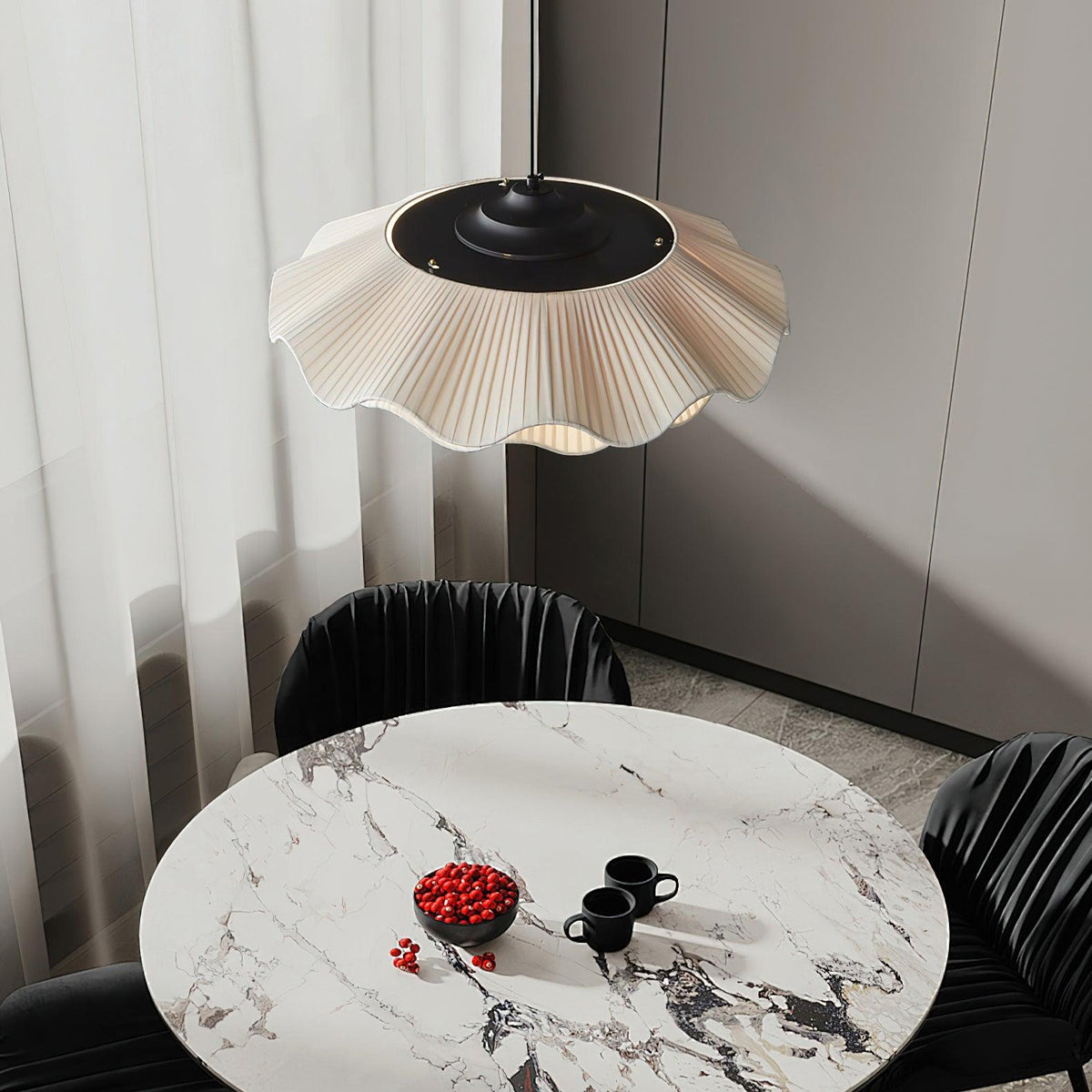 Lámpara colgante LED Nimbo sobre una mesa de comedor – imagen 9