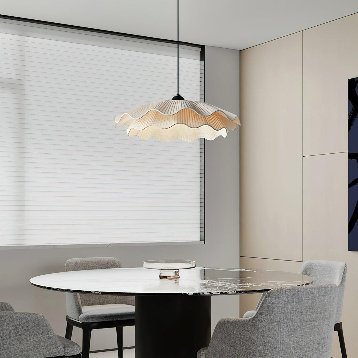 Lámpara colgante LED Nimbo sobre una mesa de comedor – imagen 3