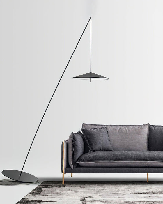 Lámpara de pie arco Sedala en un salón moderno – imagen 20
