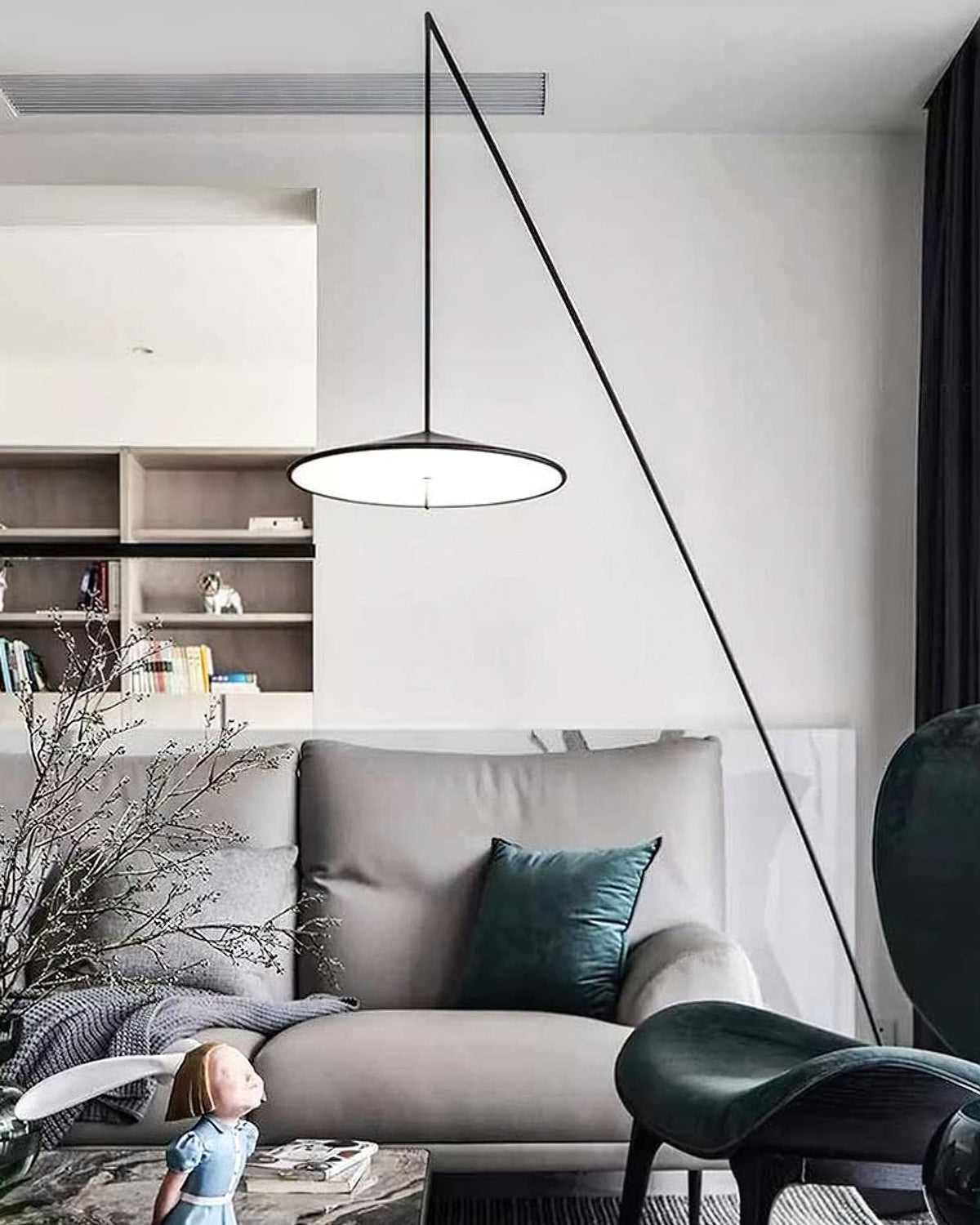 Lámpara de pie arco Sedala en un salón moderno – imagen 15