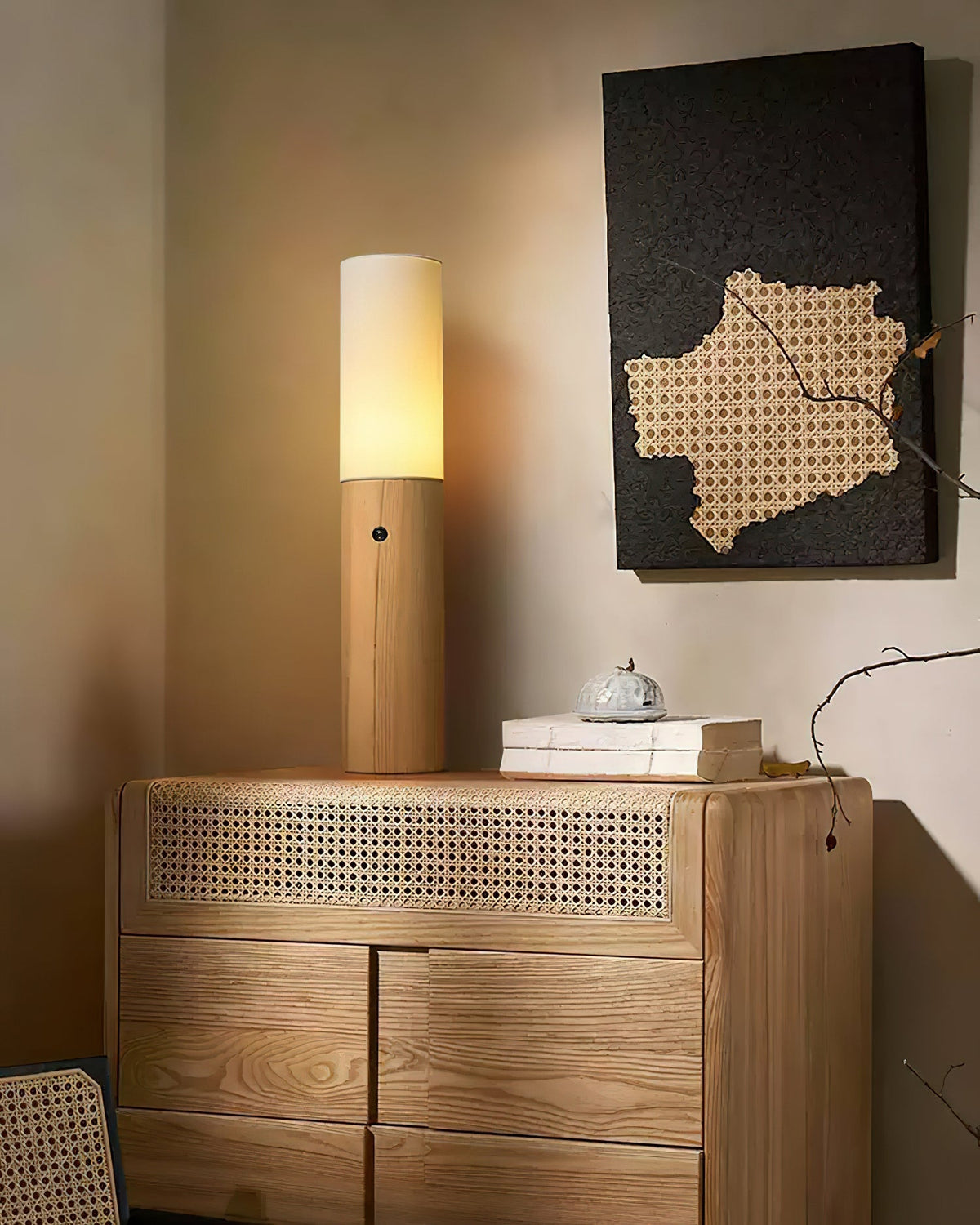 Lámpara de pie columna Velona en un salón cálido – imagen 9