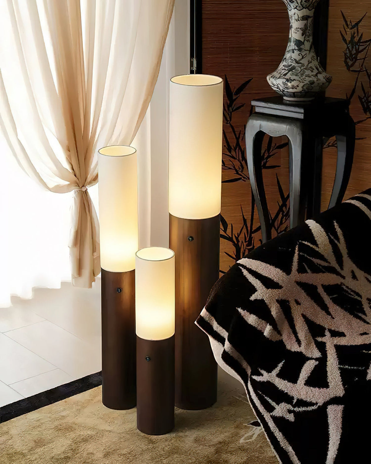 Lámpara de pie columna Velona en un salón cálido – imagen 7