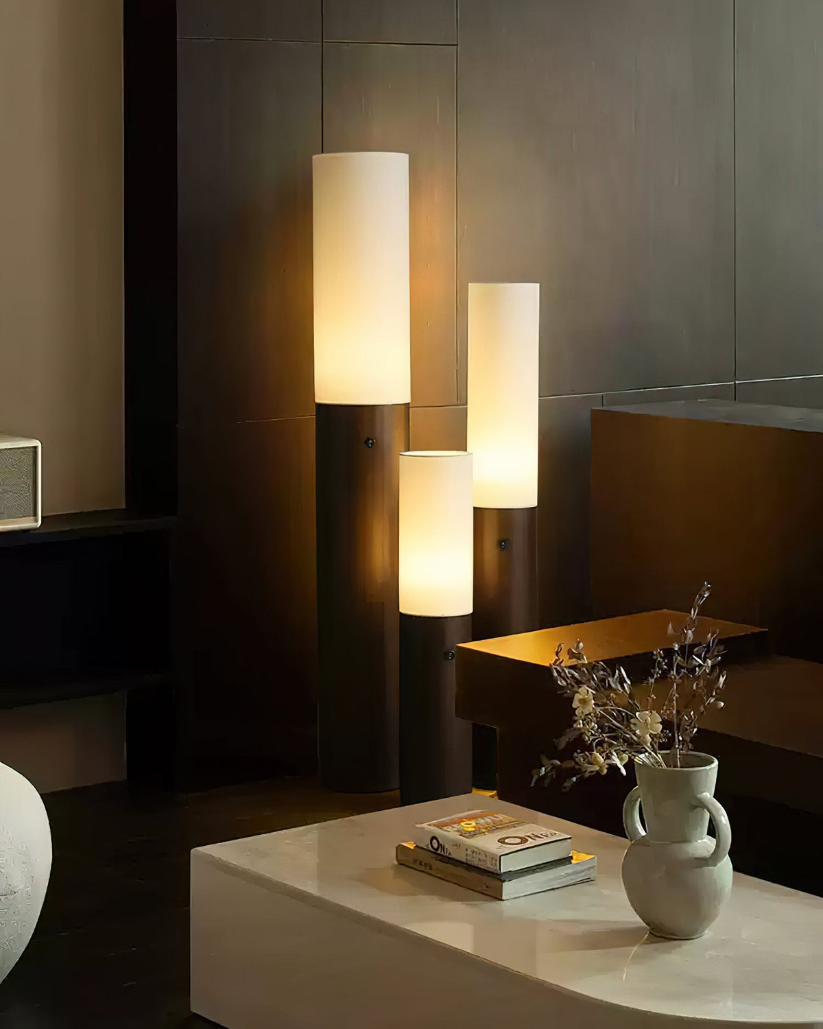 Lámpara de pie columna Velona en un salón cálido – imagen 5