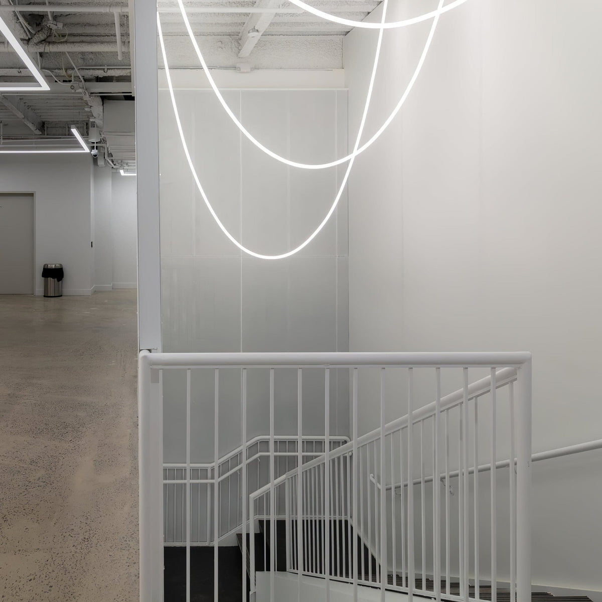 Lámpara colgante LED flexible Hilvana en un salón de doble altura – imagen 3