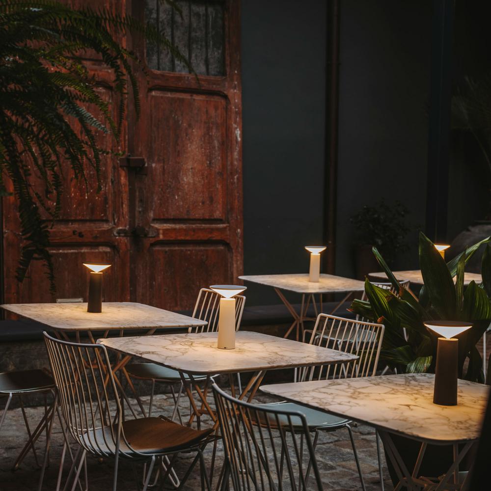 LumenFlex - Lámpara de Mesa LED con Brazo Ajustable y Moderno