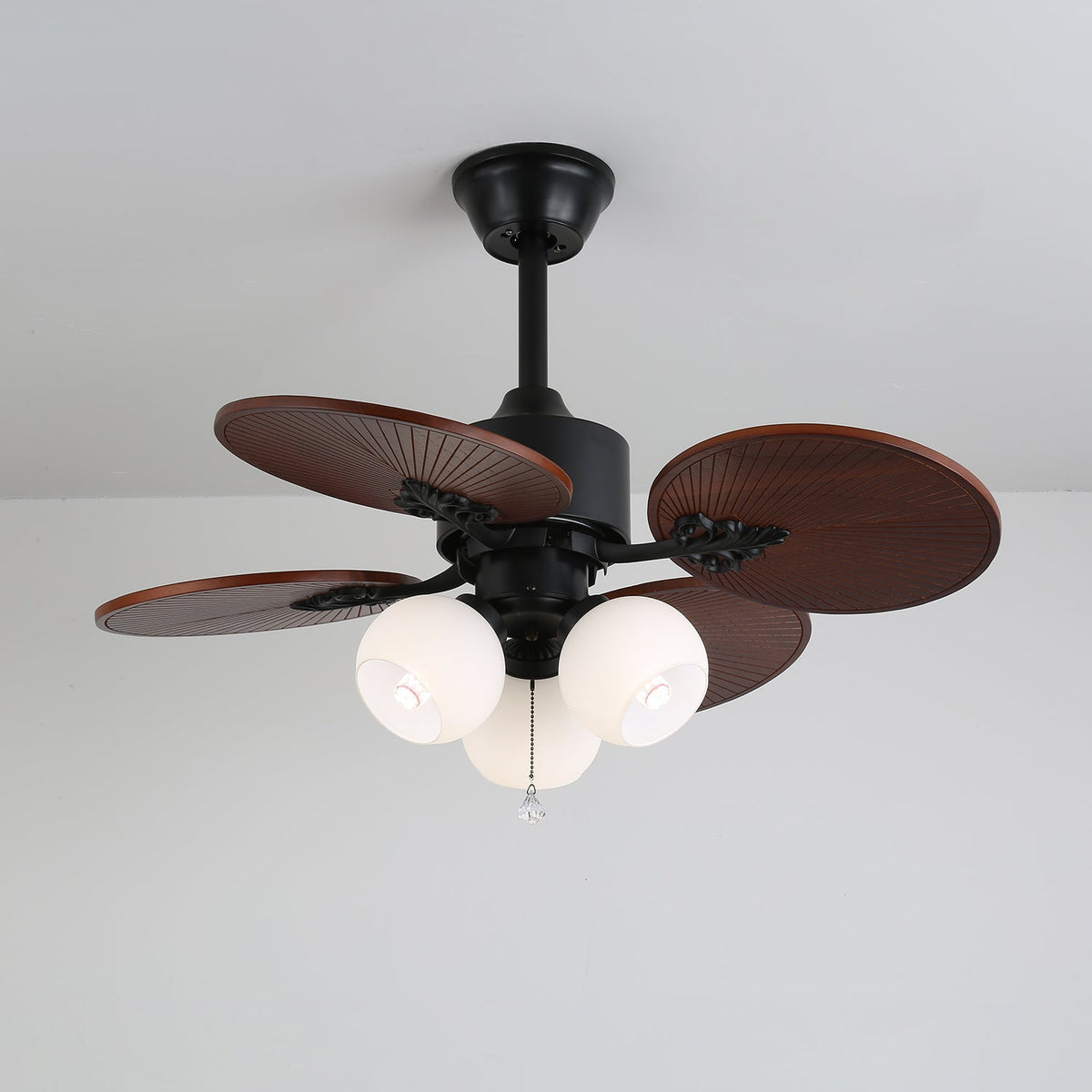 Ventilador de techo con luz Isalma en un salón de estilo tropical – imagen 23